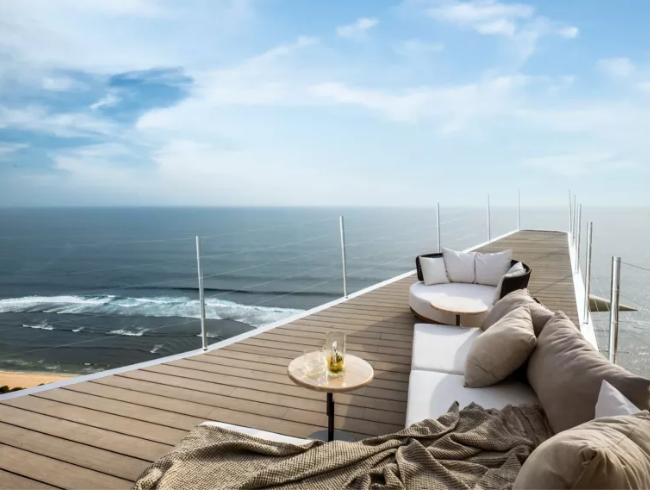 Літак переобладнали в розкішну віллу на вершині скелі. Дивіться, як виглядає незвичне житло